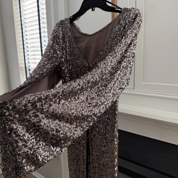 ✨ Betsy & Adam Gunmetal Sequin Gown – Red Carpet Glam ✨ - Picture 5 of 13